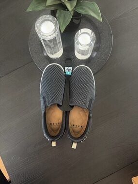 Reef Women’s lightweight slip-one. Rated high for travel, casual, etc. 8